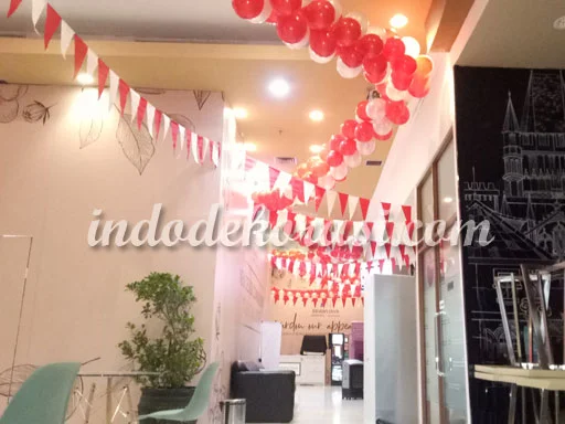 foto dekorasi balon hut ri di kantor